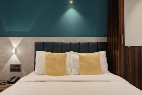 Una cama o camas en una habitación de Hotel Time Square