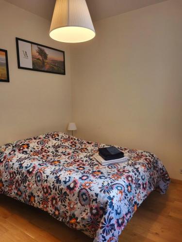 une chambre avec un lit avec une couette dessus dans l'établissement Appolon, à Colmar