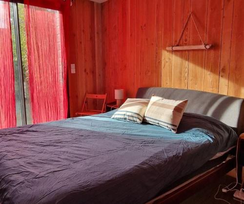 ein Schlafzimmer mit einem Bett mit zwei Kissen darauf in der Unterkunft Kaze Océane in Brétignolles-sur-Mer
