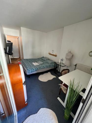 une petite pièce avec un lit et une table dans l'établissement Room private chambre privé, à Choisy-le-Roi