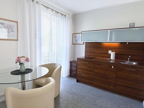 a living room with a table and a sink and a room at Apartamenty Bryza - Family Home - Parking - Komandorska 3E-3G in Świnoujście