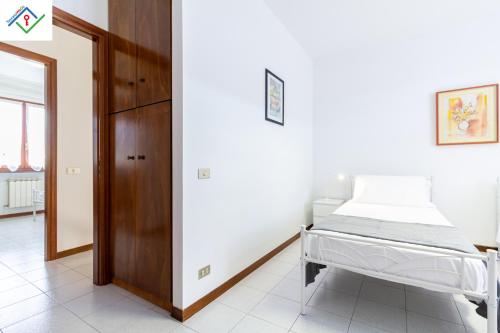 a hospital room with a bed and a closet at La Casa Di Nico by TuscanyWeGo in Capannori