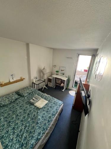 une chambre avec un lit, un bureau et une fenêtre dans l'établissement Room private chambre privé, à Choisy-le-Roi