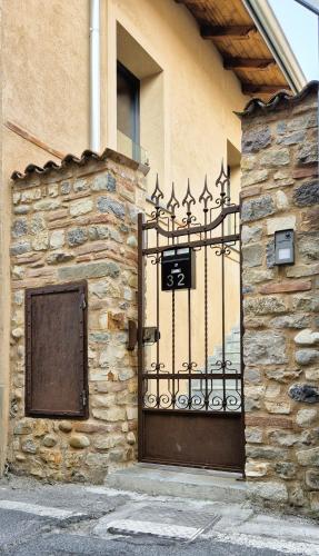 a gate on the side of a building at Dimora Rosaspina in Adro