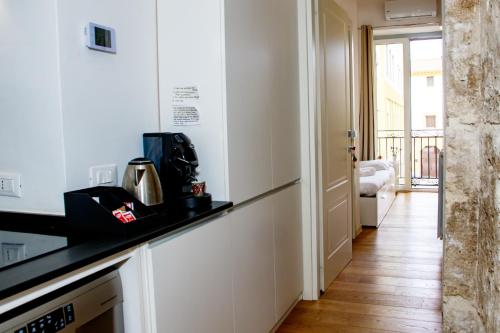 cocina con encimera y pasillo en Valverde Home, en Palermo