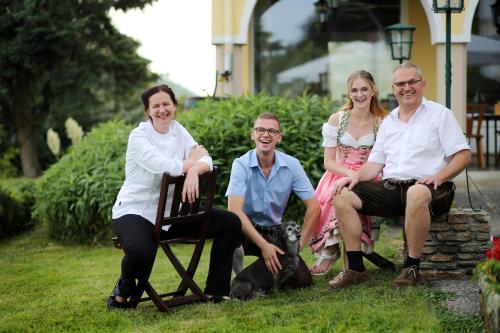 a group of people sitting on a chair in the grass at Naglhof in Gottsdorf
