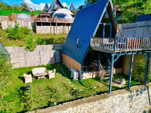 une maison avec une terrasse, une table et des chaises dans l'établissement Sapanca life garden bungalov, à Sapanca
