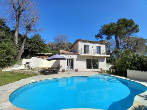une grande piscine devant une maison dans l'établissement VALBONNE Villa récente avec piscine, à Valbonne