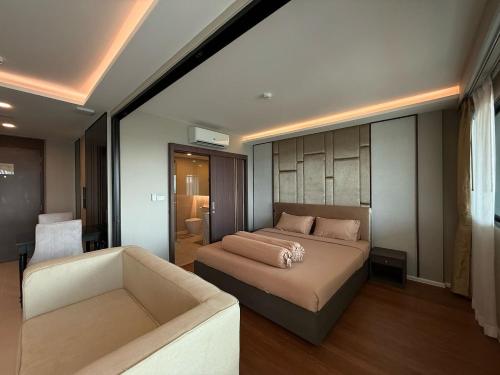 Ένα ή περισσότερα κρεβάτια σε δωμάτιο στο Surin Mida Grande residence with jacuzzi and sea view - Bang Tao & Surin beach