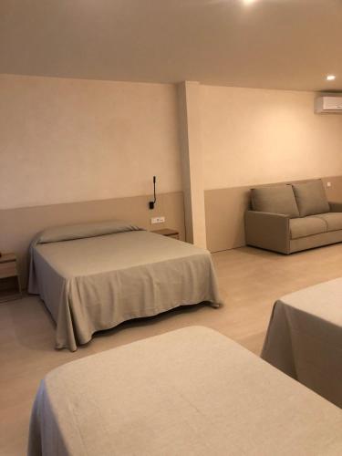a bedroom with two beds and a couch at El Globo in Valencia