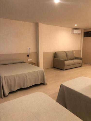 a bedroom with two beds and a couch at El Globo in Valencia