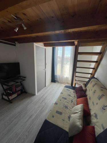 une chambre avec un lit et une télévision dans une pièce dans l'établissement VRASLAND TER 70 M de la plage 6 couchages, à Narbonne-Plage