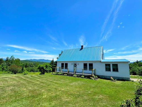 Whitefieldにある64J Stunning viewsの青屋根の白屋根
