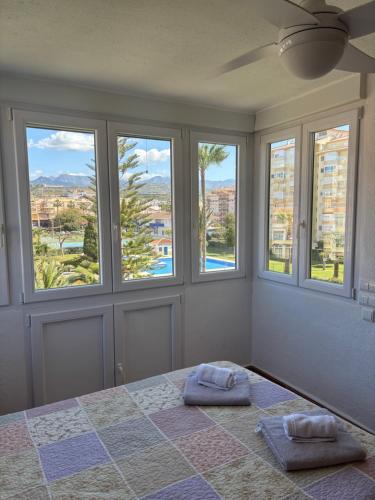 Un dormitorio con una cama con dos toallas encima. en Apartamento Torcasol, en Torrox Costa