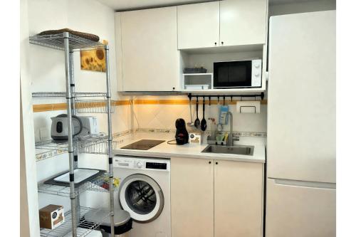 Küche/Küchenzeile in der Unterkunft Helios II - Free Parking - By Lcdsol