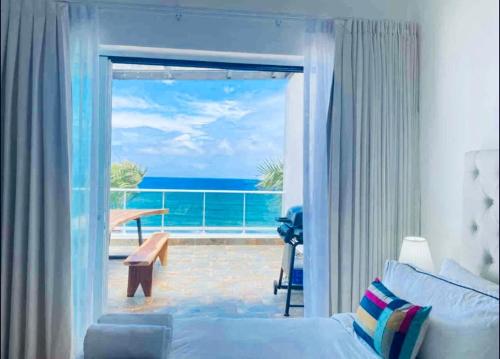 Postel nebo postele na pokoji v ubytování Beachfront Luxury Penthouse