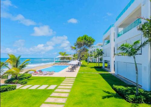 Bazén v ubytování Beachfront Luxury Penthouse nebo v jeho okolí