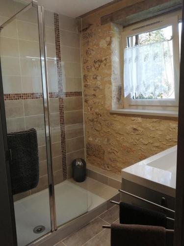 une salle de bain avec douche et lavabo dans l'établissement Canterane, un coin de paradis à la campagne, à Salignac Eyvigues