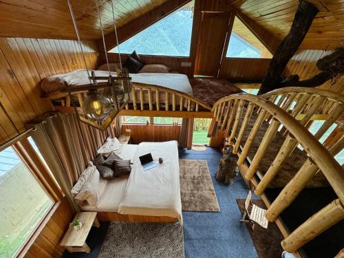 Posezení v ubytování Himalayan Quails Nest Treehouse