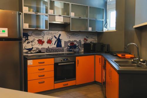 Dapur atau dapur kecil di LazeMaze Hostel