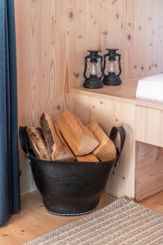 a black bowl filled with bread on a table at Twente Cabin Hezingen in Hezingen