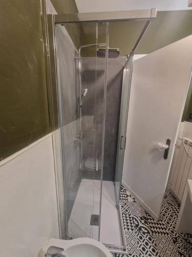 a shower in a bathroom with a toilet at Piazza Duomo casa vacanze in Sutri