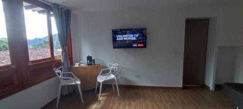 a room with two chairs and a table and a window at habitación campestre para pareja JAZMIN in Jardin