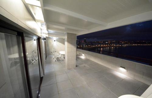 - Balcón de un edificio con vistas a la ciudad en Apartamentos Juan Pérez- Viviendas Vacacionales, en Las Palmas de Gran Canaria