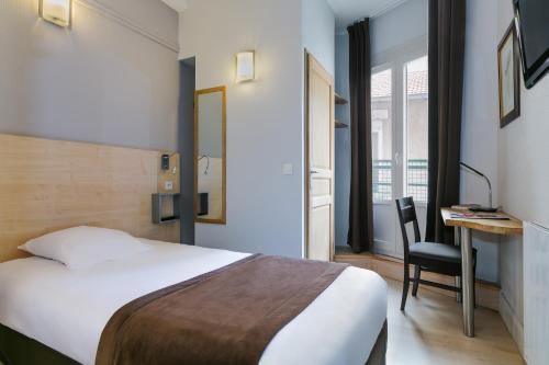 Кровать или кровати в номере Hotel Foch Nancy Gare