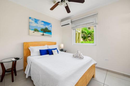 a bedroom with a bed and a window at Treasures at the Pearl Eagle Beach in Palm-Eagle Beach