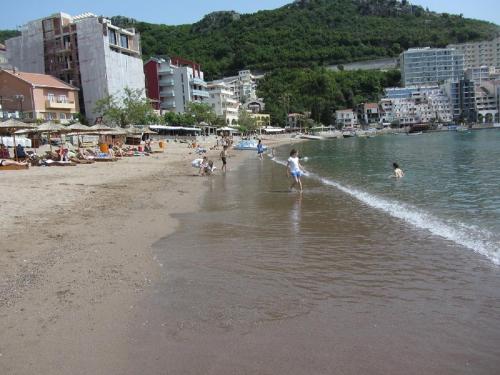 a group of people playing in the water on a beach at Cernogoriya voyage in Rafailovici
