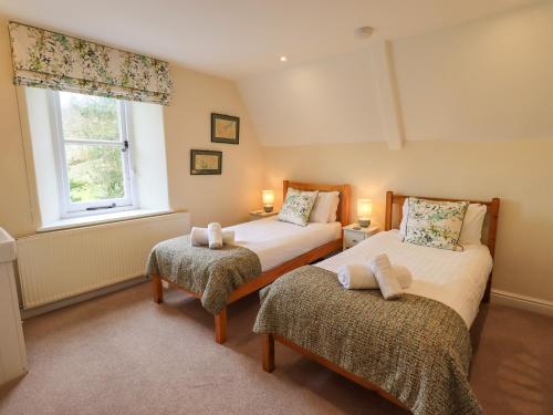 Un dormitorio con dos camas y una ventana. en The Lookout, en Ambleside