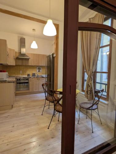 une cuisine et une salle à manger avec une table et des chaises dans l'établissement Gite de Serre, à Pagny-sur-Moselle