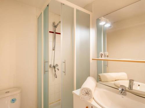 une salle de bain avec une douche, un lavabo et des toilettes dans l'établissement Appartement 4 pièces à Carnac - Vue mer, terrasse, parking, accepte animaux - FR-1-477-72, à Carnac