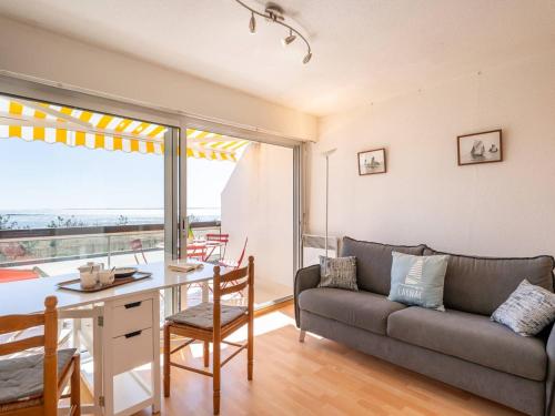 un salon avec un canapé et une table dans l'établissement Carnac - Studio Cabine - 4 Pers - Terrasse - Parking Inclus - FR-1-477-82, à Carnac