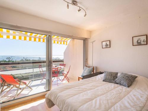 une chambre avec un lit et un balcon avec vue dans l'établissement Carnac - Studio Cabine - 4 Pers - Terrasse - Parking Inclus - FR-1-477-82, à Carnac