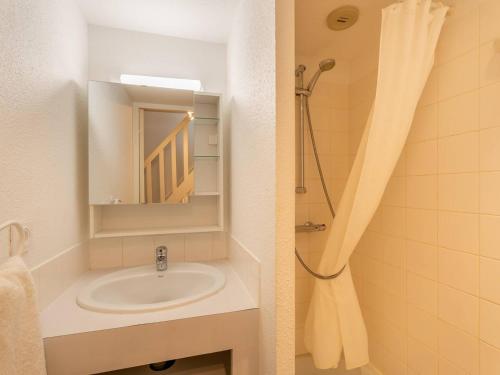 une salle de bain avec un lavabo et une douche dans l'établissement Carnac : Duplex 2 pièces, 200m plage, terrasse sud, parking, animal accepté - FR-1-477-116, à Carnac