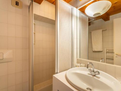 une salle de bain blanche avec un lavabo et une douche dans l'établissement Carnac - Duplex 2P+Mezzanine 4 pers, Terrasse Sud, Animaux admis, Parking - FR-1-477-114, à Carnac