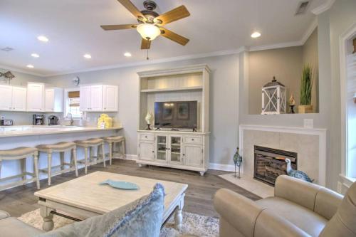 Il dispose d'une cuisine et d'un salon avec une table et une cheminée. dans l'établissement Relaxing Villa Junet, à Saint-Tropez