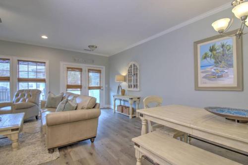 un salon avec un canapé et une table dans l'établissement Relaxing Villa Junet, à Saint-Tropez