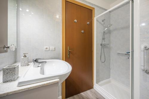 une salle de bain avec un lavabo et une douche dans l'établissement Magnifique 2 pièces, Clim, parking , wifi, à Beaulieu-sur-Mer