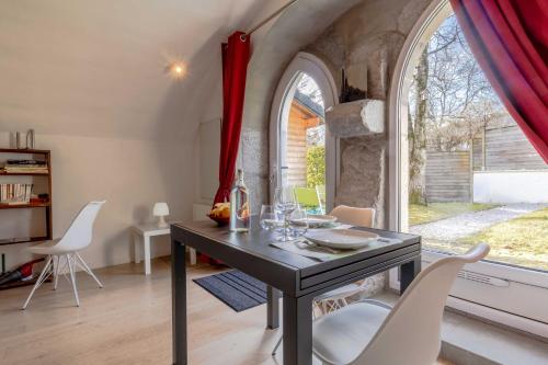 une salle à manger avec une table et des chaises et une fenêtre dans l'établissement Eclat 3 etoiles Parking Gratuit-Proche lac et golf-Au calme, à Talloires