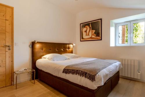 une chambre avec un lit et une fenêtre dans l'établissement Eclat 3 etoiles Parking Gratuit-Proche lac et golf-Au calme, à Talloires