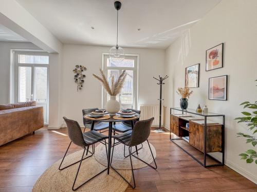 d'une salle à manger avec une table et des chaises dans le salon. dans l'établissement Le Canal,Hyper centre, Cosy, fibre, parking privée, 1 a 4 pers, à Montargis
