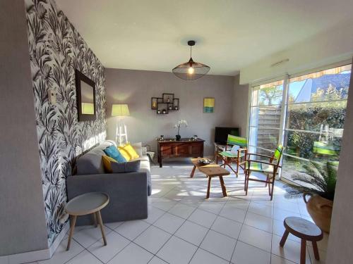un salon avec un canapé et une table dans l'établissement Maison à Beg-Meil, calme et proche plage - FR-1-481-175, à Fouesnant
