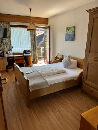 Postel nebo postele na pokoji v ubytování Hotel Restaurant Adler Stube