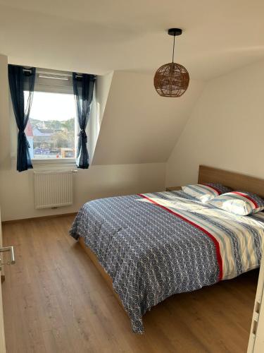 une chambre avec un lit et une fenêtre dans l'établissement Le spot, à Camiers