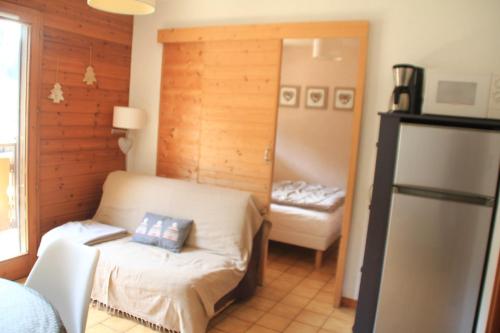Cette petite chambre comprend un lit et un réfrigérateur. dans l'établissement VOINETTES VNB8 TELECABINE & MOUNTAIN 4 Pers, à Châtel