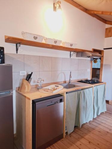 Kuchyň nebo kuchyňský kout v ubytování Glamping Serraiola Alta