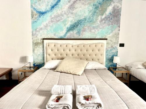 Un dormitorio con una cama grande con toallas. en Cellini apartments, en Roma